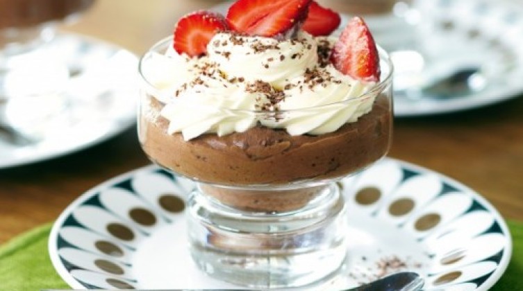 chocolate-mousse-with-chantilly-cream-and-strawberries-22918_l-e1471857856536