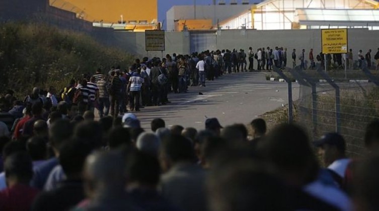 عمال-يدخلون-الى-حاجز-ايرز