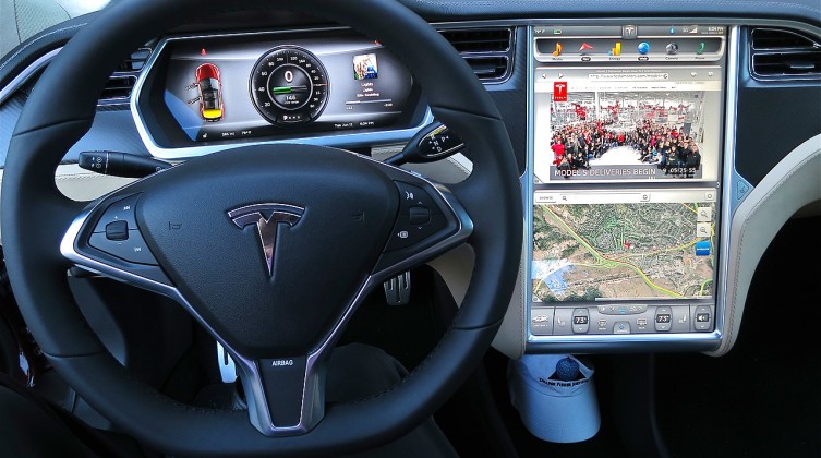 1280px-Tesla_Model_S_digital_panels