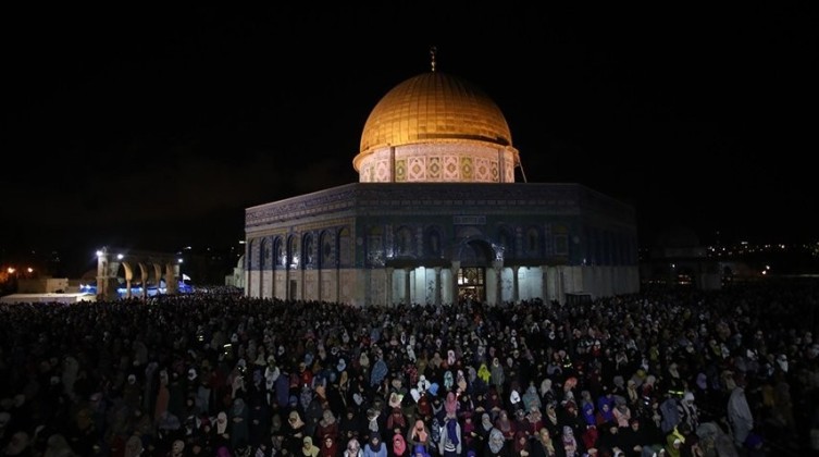 القدس المحتلة: الآلاف يخرجون بمسيرةٍ حاشدة عقب أدائهم صلاة الفجر في المسجد الأقصى