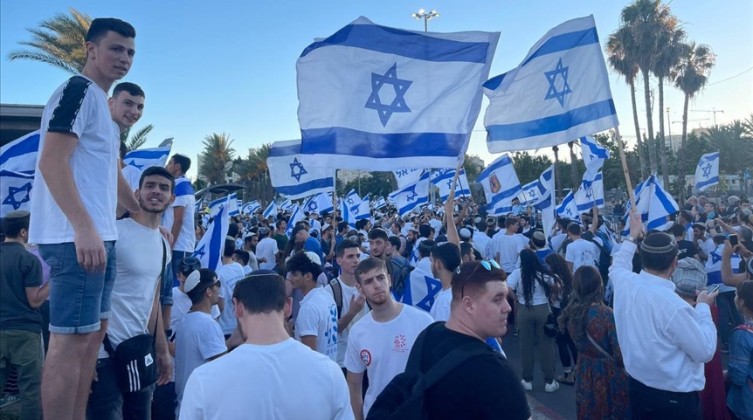 القدس المحتلة: مستوطنون ينظمون مسيرة استفزازية في باب العامود
