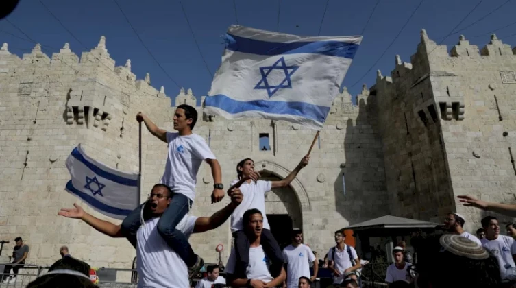 "الإعلام العبري" يعلن عن تفاصيل وخطة سير مسيرة الأعلام في القدس