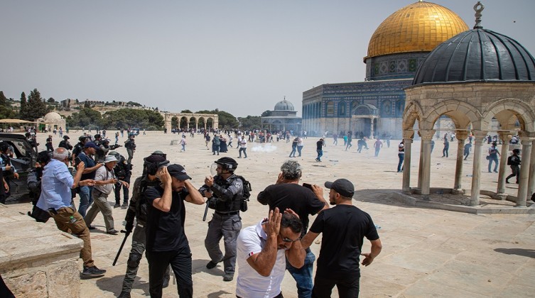 إصابات في اقتحام الشرطة الإسرائيلية للمسجد الأقصى