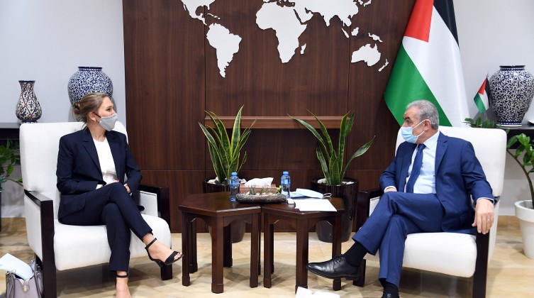 "اشتية" يطالب الصليب الأحمر بفتح أرشيفه لكشف انتهاكات الاحتلال