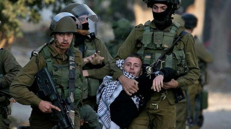 القدس المحتلة: الاحتلال يعتقل شابًا من بلدة العيزرية