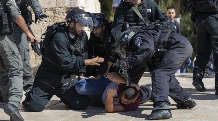 حيفا:شرطة الاحتلال تعتقل فلسطيني من الضفة