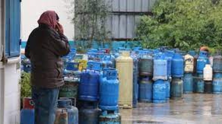 غزة: الإعلامي الحكومي يرحب بقيام بعض محطات الغاز بتخفيض سعر الأسطوانة  للمواطن