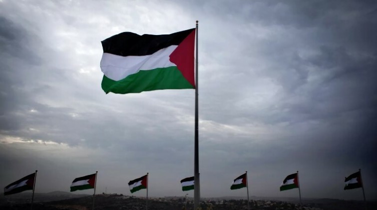 الضفة المحتلة:رفع سارية العلم الفلسطيني على مدخل قلقيلية