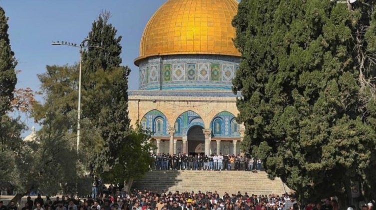 45 ألف مصلٍ أدوا صلاة الجمعة في "الأقصى"