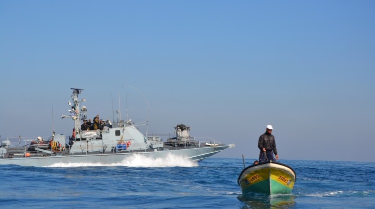 بحرية الاحتلال تلاحق مراكب الصيادين في بحر غزة