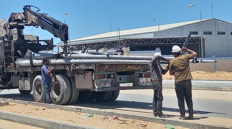 بالصور: تركيب أعمدة إنارة في شارع الكورنيش شمال غزة