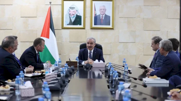 اشتية يستقبل وفدا من أعضاء الكونغرس الأميركي