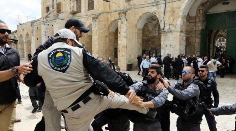 الاحتلال يعتقل اثنين من حُراس "الأقصى"