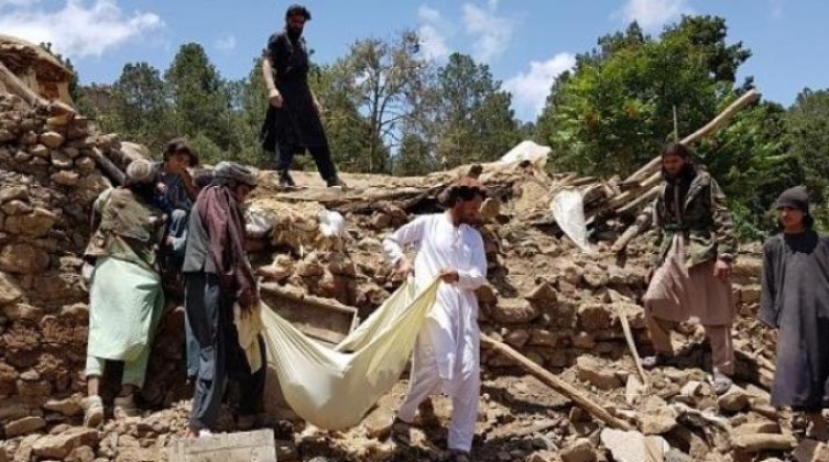 ارتفاع قتلى زلزال أفغانستان إلى 1500 قتيل