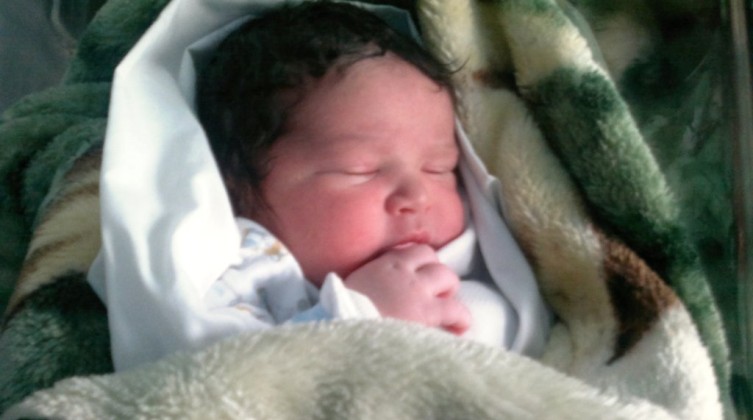 أسير محرر يرزق بأول مولودة له