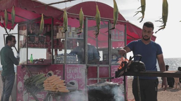 ما بين القرارات الحكومية والفقر يقف "أصحاب البسطات" في غزة عاجزين