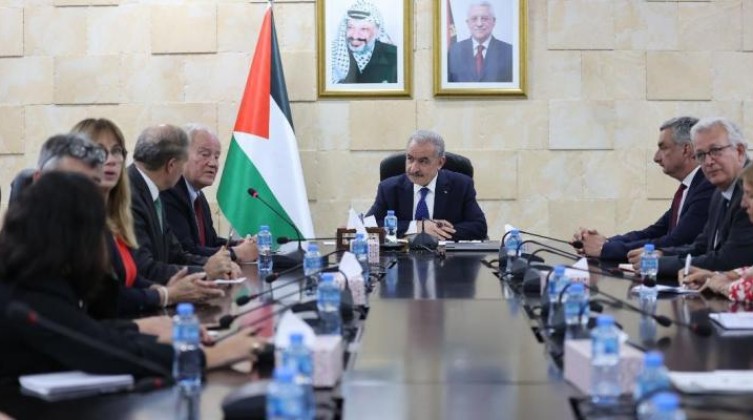 "اشتية" يدعو لبلورة مبادرة فرنسية أوروبية لملء الفراغ السياسي