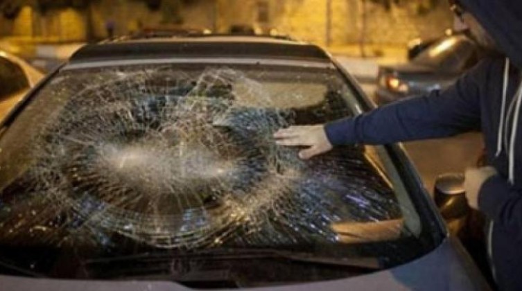 مستوطنون يهاجمون مركبات الفلسطينيين شرق قلقيلية