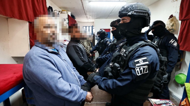 الاحتلال يفرض عقوبات على أسير فلسطيني