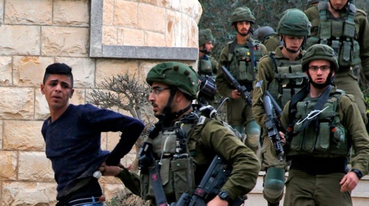 بالأسماء// اعتقالات بالجملة في صفوف الفلسطينيين