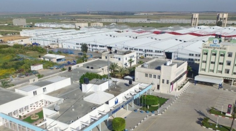 جهود لإقامة منطقة صناعية في "غلاف غزة" وتطوير حاجز بيت حانون