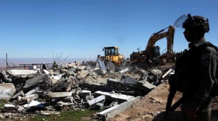 القدس المحتلة:  الاحتلال يهدم منشآت سكنية وحظائر أغنام في عناتا