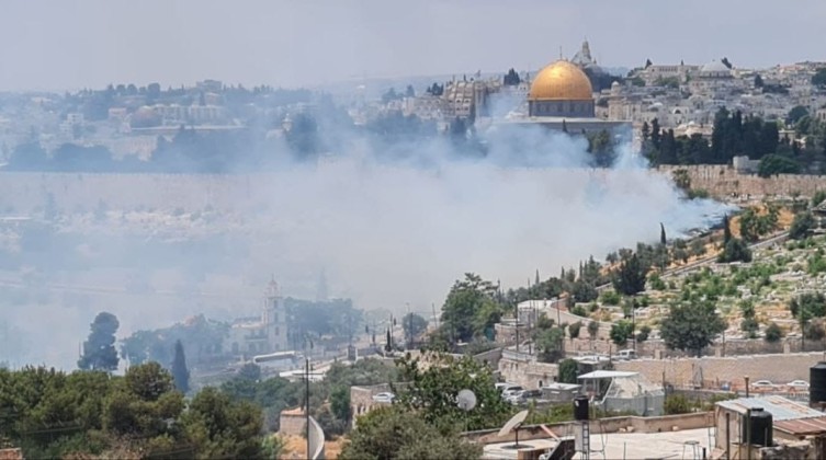 القدس المحتلة:  حريق في مقبرة باب الرحمة الملاصقة لسور المسجد الأقصى الشرقي