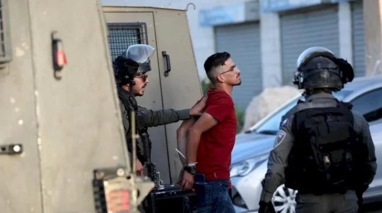 بالأسماء: مداهمات واعتقالات تطال 12 شابا في عدّة مناطق متفرقة بالضفة