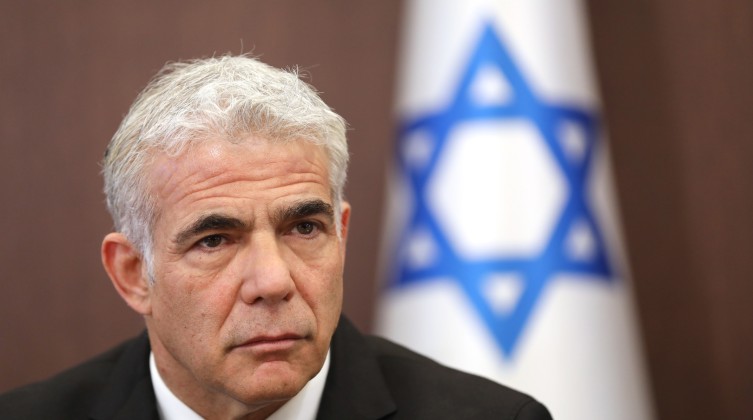 "لابيد" يستعد للسكن في منزل عائلة فلسطينية بالقدس!