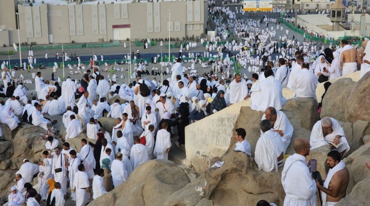 بث مباشر: الحجاج يتوافدون على عرفات لأداء ركن الحج الأعظم