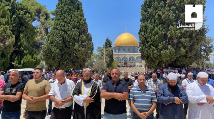 بالصور: 50 ألف مُصلٍ أدّوا صلاة الجمعة في الأقصى