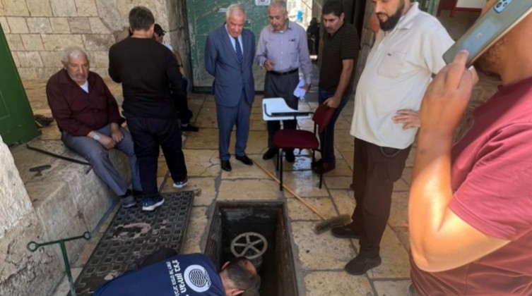 بالصور: أعمال تصليح  لتمديدات المياه في المسجد الأقصى