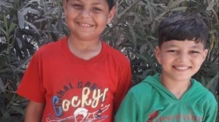 بالصور: عائلة من غزة تعلن فقدان 4 من أبنائها على شاطى بحر شمال القطاع