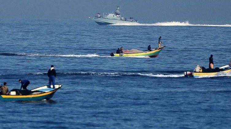 صيّادو غزة بين "النار والماء"