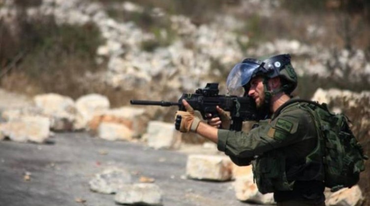 الخليل: إصابة عدد من الفلسطينيين بالاختناق جراء إطلاق قوات الاحتلال الإسرائيلي قنابل الغاز