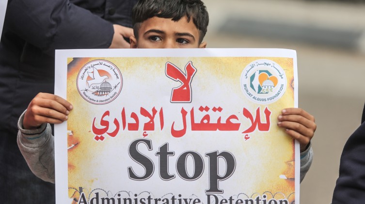 سلطات الاحتلال تحول 17 فلسطينيا من سلواد للاعتقال الإداري
