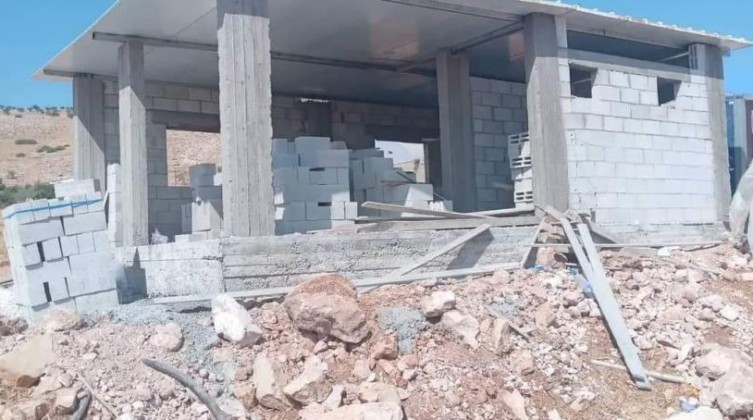 الاحتلال يخطر بوقف البناء في منزل جنوب طوباس