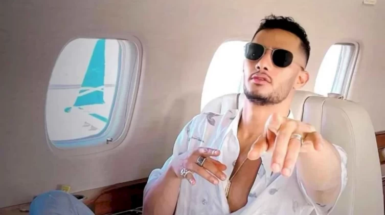 بالفيديو: محمد رمضان يثير الجدل.. هكذا دخل المسرح مع الشيف بوراك في تركيا