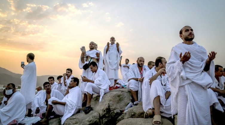 فلسطين:  الحجاج يتوافدون إلى مشعر منى لرمي جمرة العقبة الكبرى