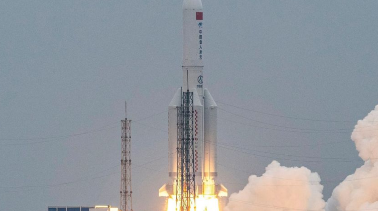 :مركز الفلك الدولي" يحذر من سقوط حطام الصاروخ الصيني فوق 3 دول عربية