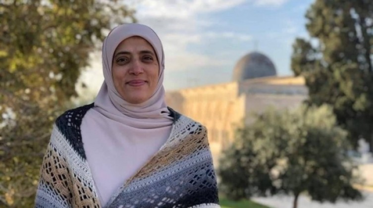 الاحتلال يبعد مرابطة مقدسيّة عن المسجد الأقصى