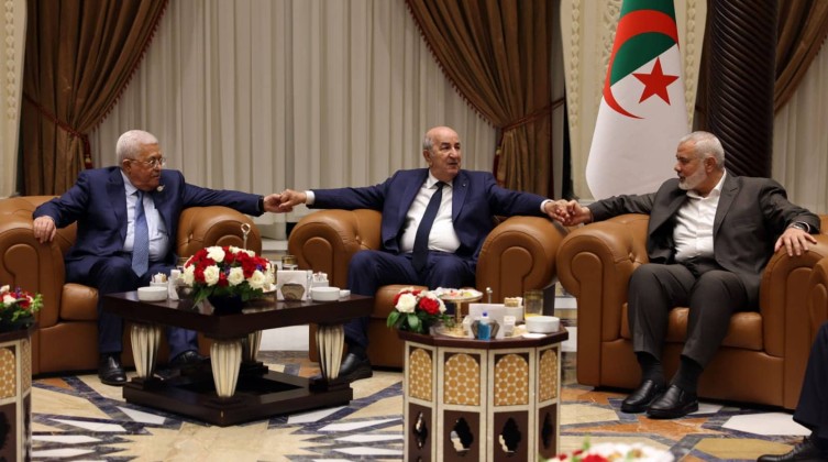 الرئيس الجزائري يجمع الرئيس عباس و هنية