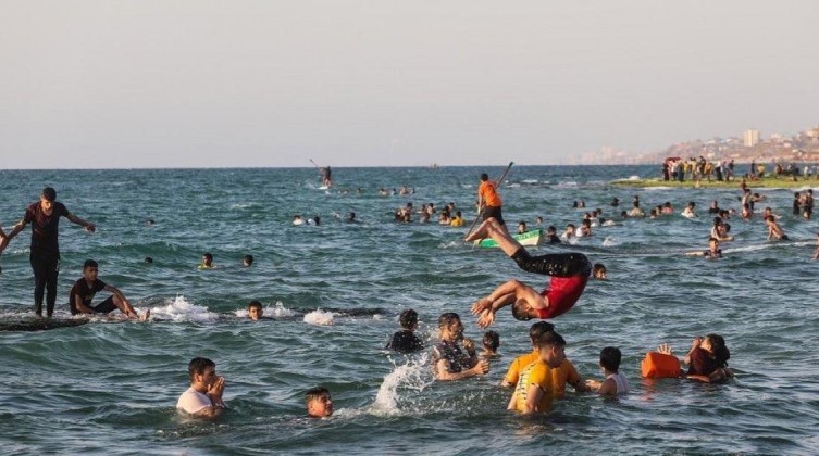 بلدية غزة تحذر من خطر السباحة اليوم وتمنعها الخميس والجمعة