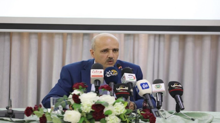 عواد يهدد بتقديم استقالته من وزارة التربية والتعليم