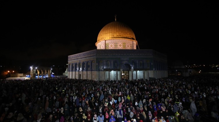 القدس المحتلة: الآلاف يؤدون فجر "القدس ميثاق الأمة" في المسجد الأقصى