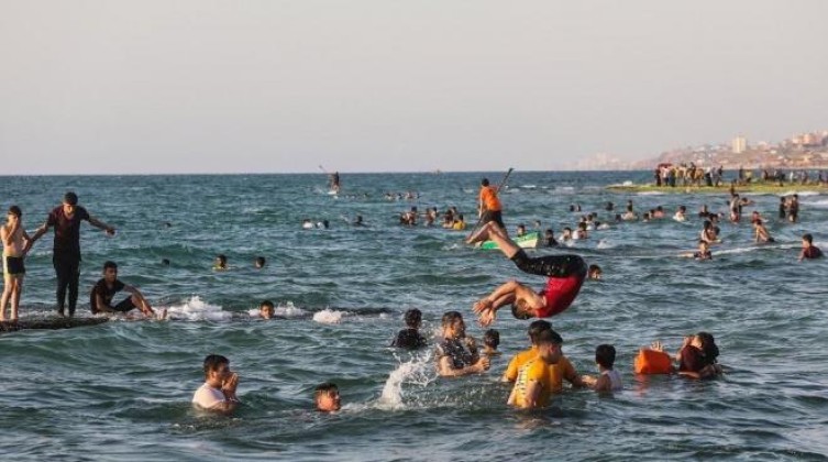 بلدية رفح تحذّر من خطر السباحة في البحر.. لهذا السبب