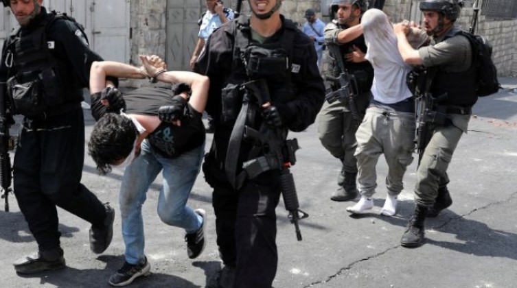 قوات الاحتلال تعتقل ثلاثة شبان من نابلس