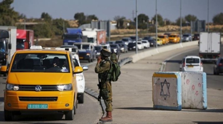 قوات الاحتلال تشدد إجراءتها على حاجز الحمرا العسكري