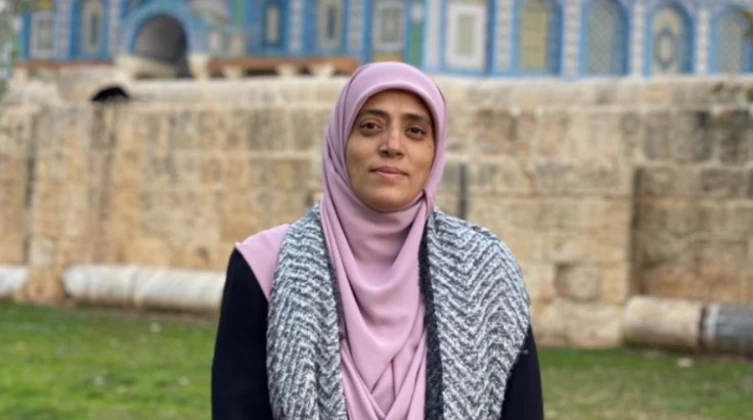 الاحتلال يعتقل المرابطة خديجة خويص قُرب المسجد الأقصى
