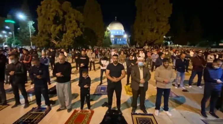 آلاف المواطنين يؤدون صلاة فجر الجمعة في المسجد الأقصى